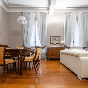 Giovio 11 - Eccellente - Spazioso - Appartamento